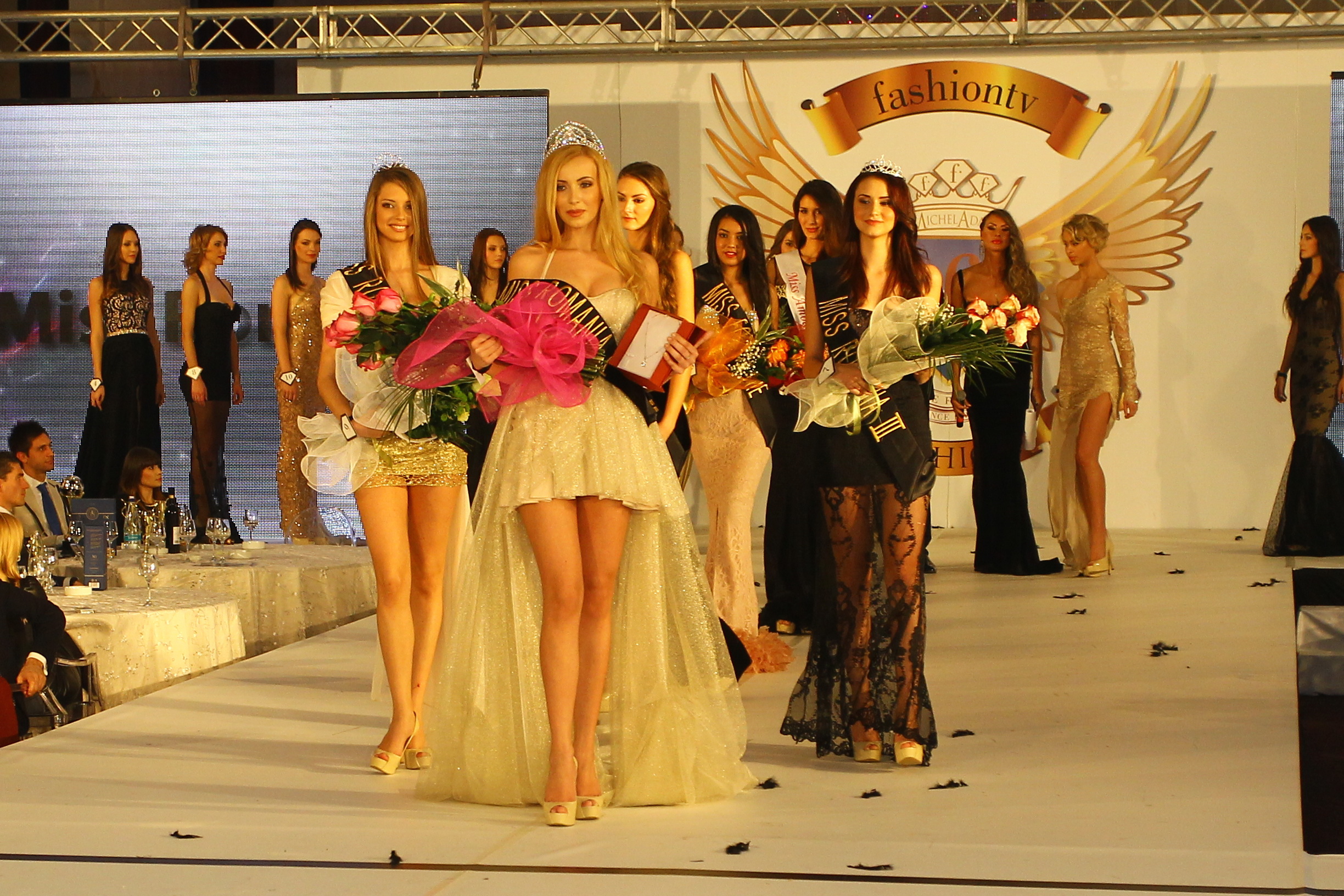 Participantele la Miss Romania au fost nevoite sa se schimbe intr-un ritm alert