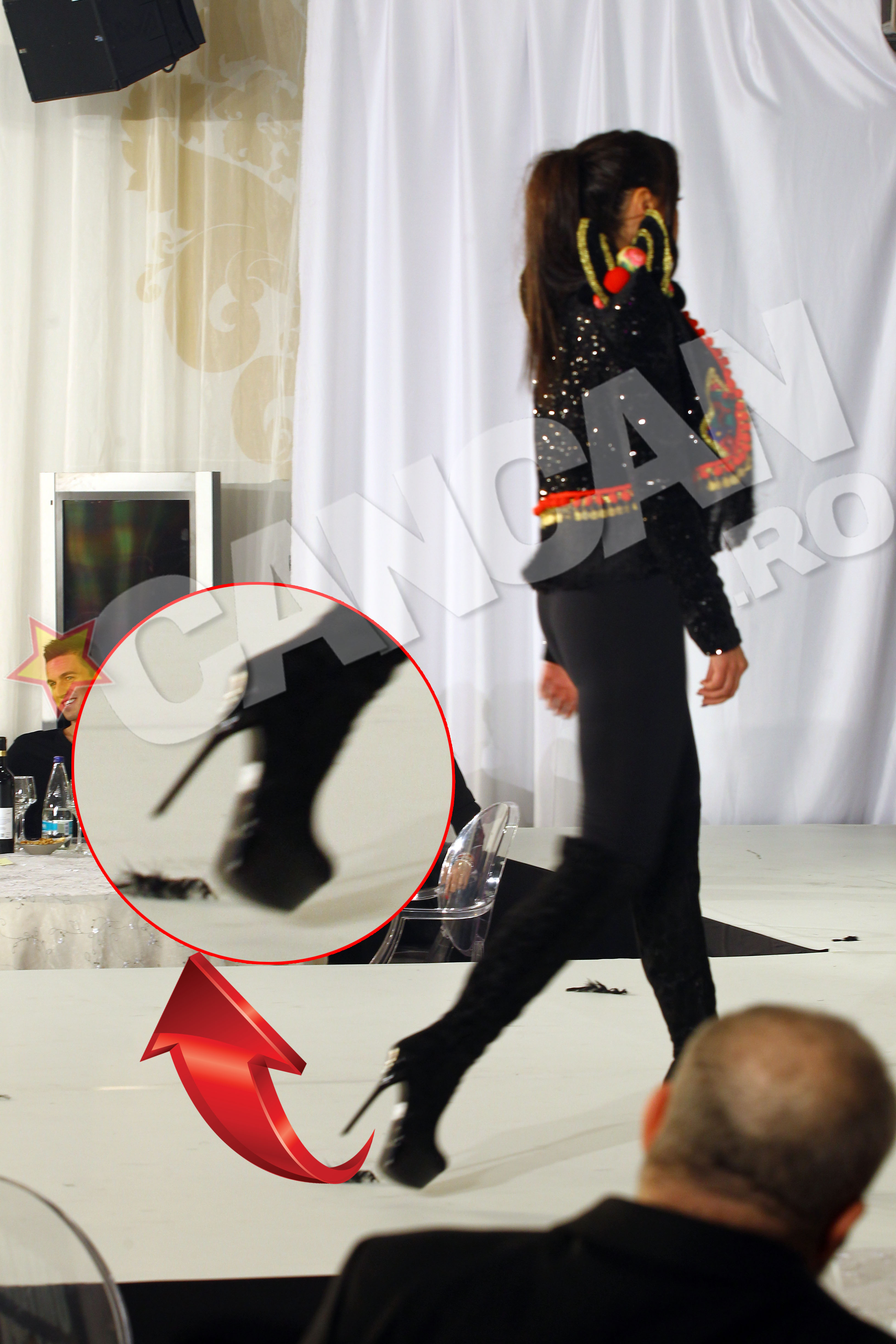 Bruneta a uitat sa-si scoata eticheta de pe pantofi