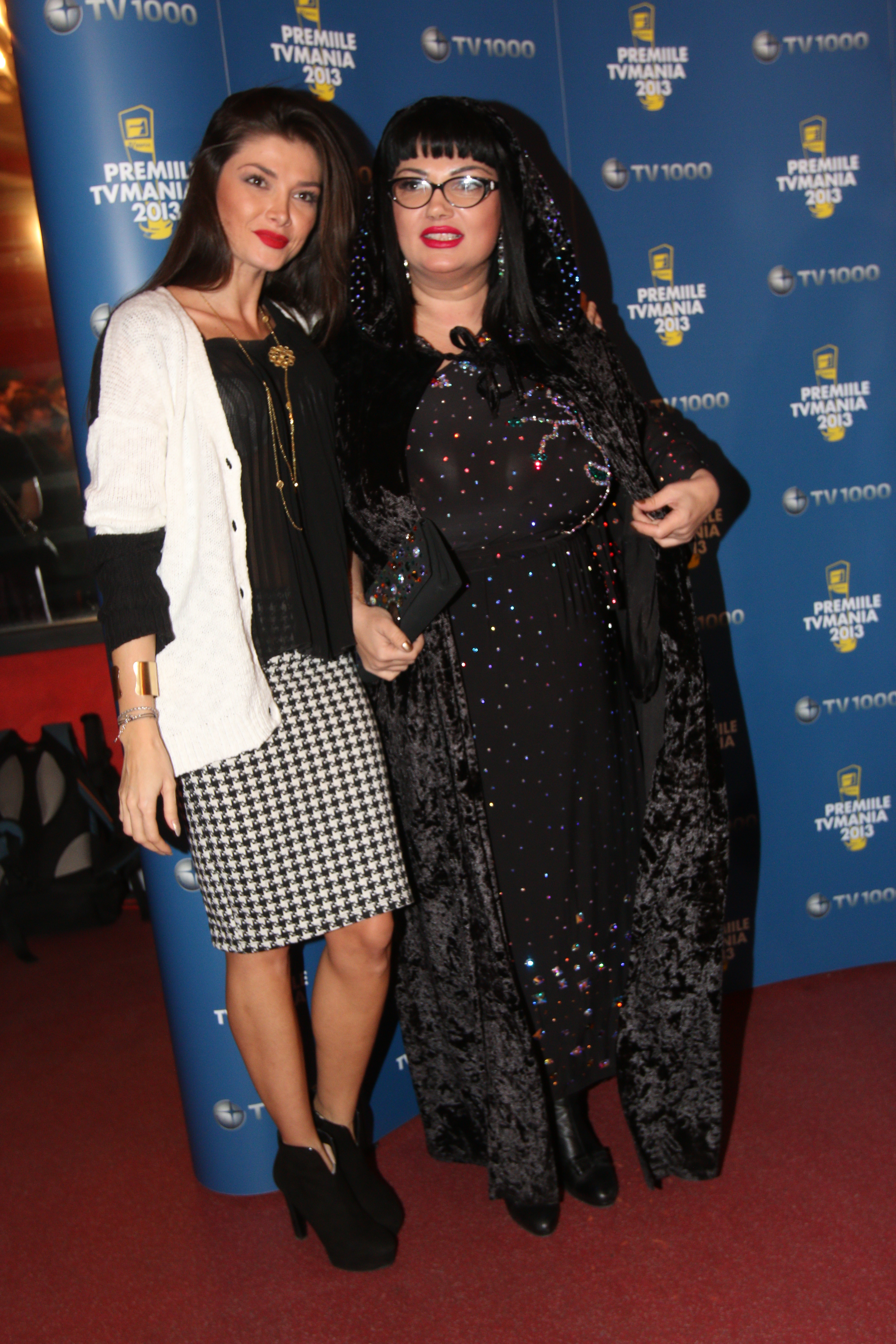 Abia la finalul evenimentului, Alina a acceptat sa se fie fotografiata, insa doar alaturi de Ozana Barabancea si colegii ei