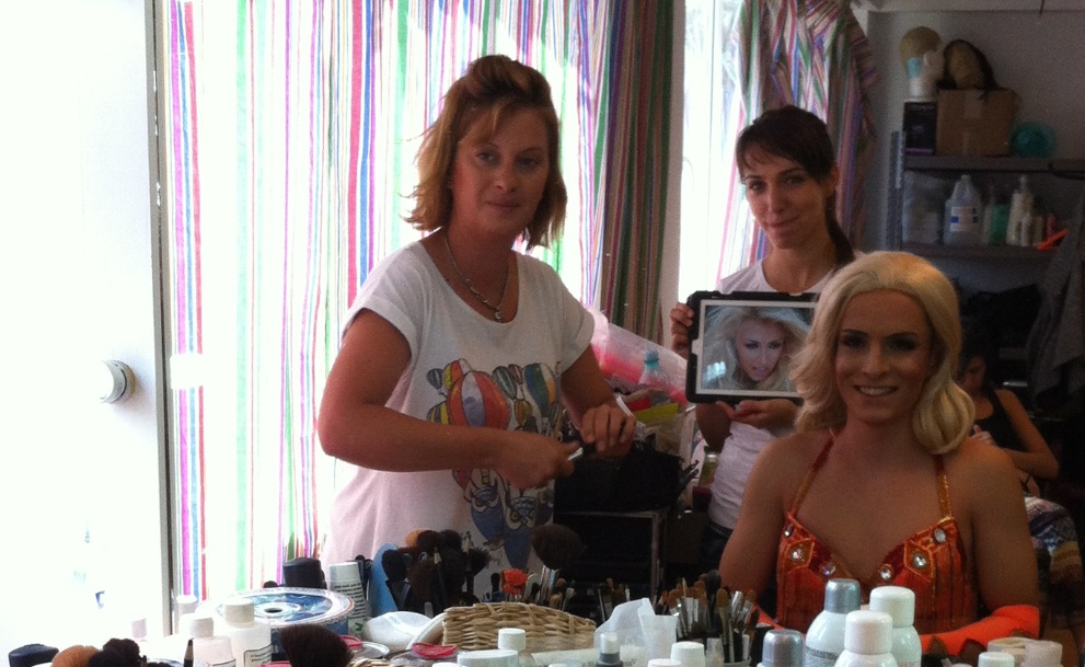 Pentru a semana cat mai bine cu Andreea, Andrei a indurat o sedinta de machiaj care a durat patru ore