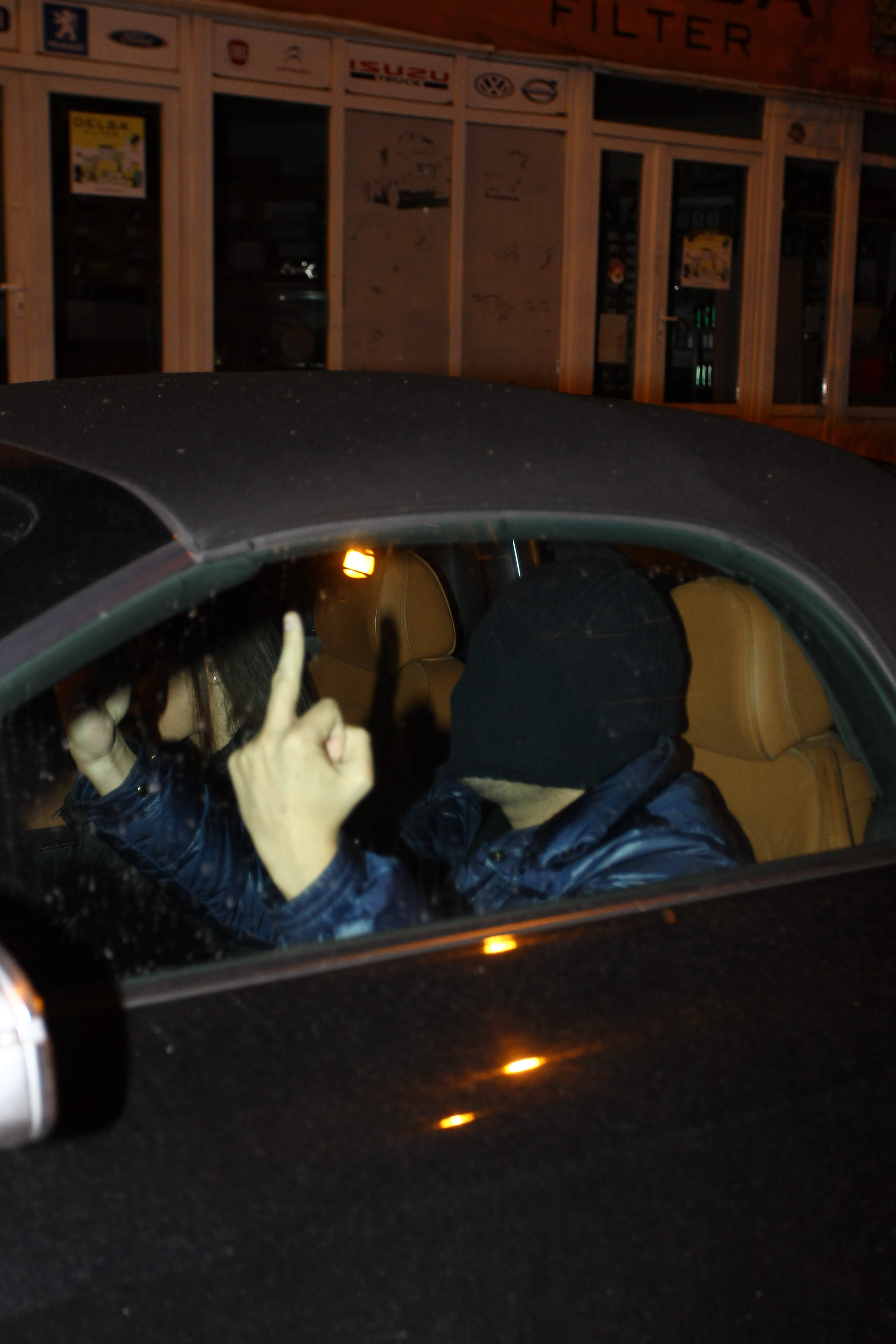 Afaceristul le-a aratat semne obscene paparazzilor