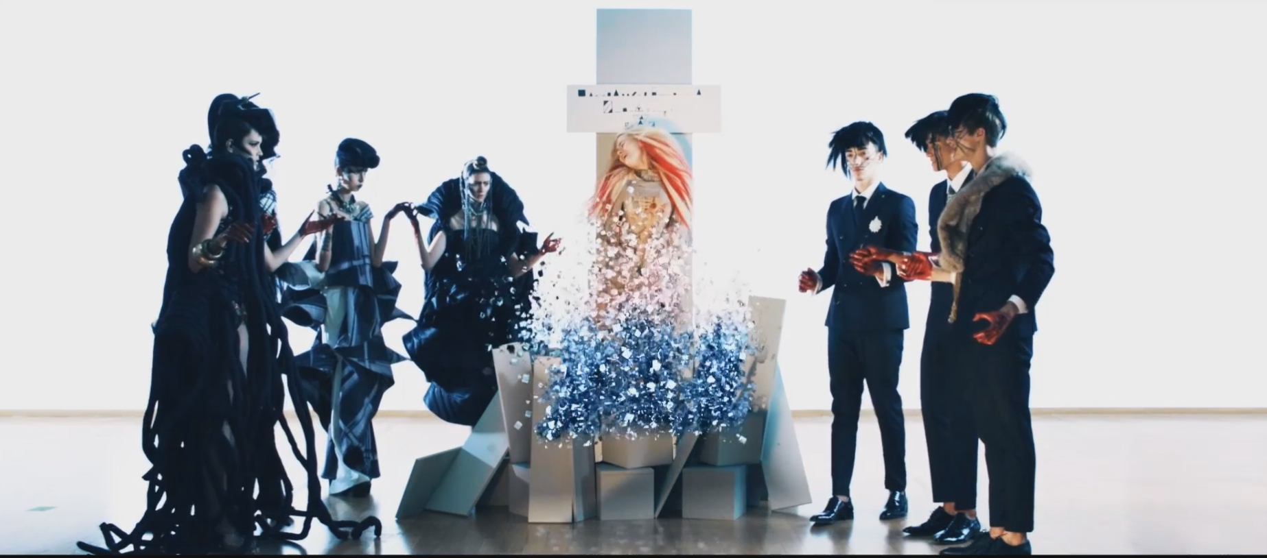 La finalul filmului, Laura este arsa pe rug