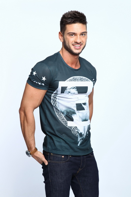 Dorian este unul dintre cei mai ravniti burlaci din Romania, iar fanele se topesc pe picioare cand il vad