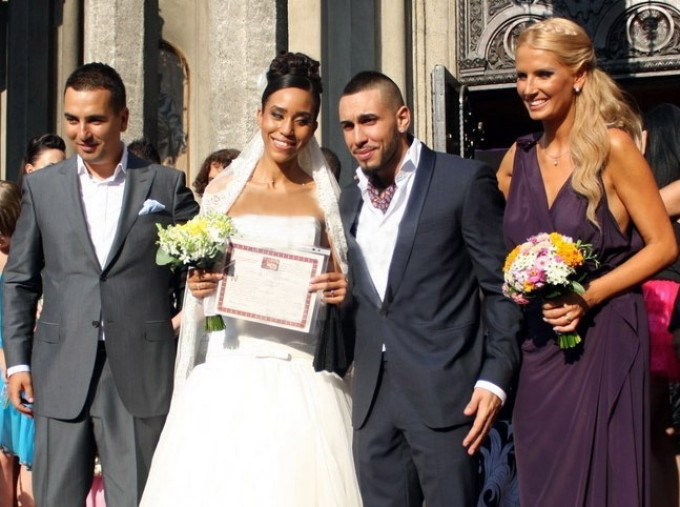 Alex Velea s-a casatorit in 2010 cu Ana, iar nasi de cununie le-au fost Andreea Banica si Lucian Mitrea