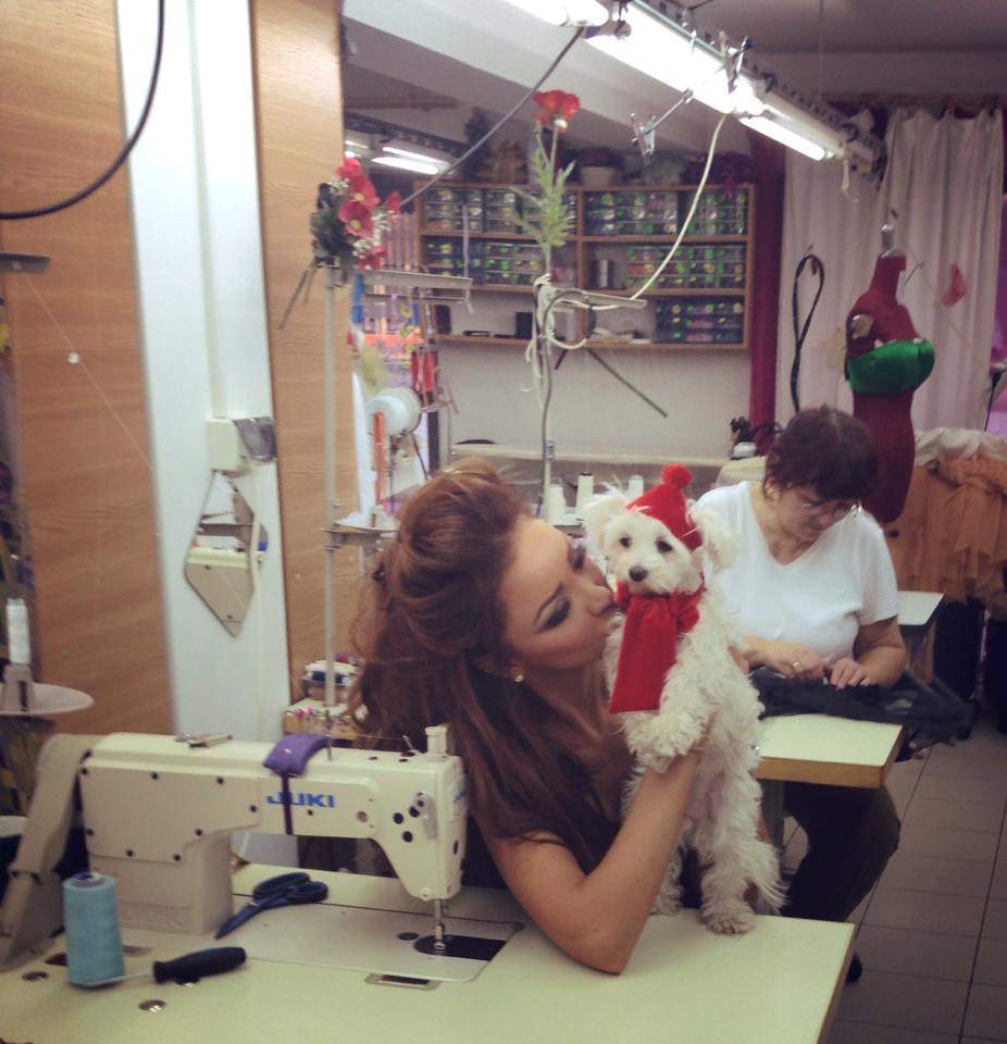 Sotia lui Victor Slav petrece ore in sir la atelier pentru tinutele sale