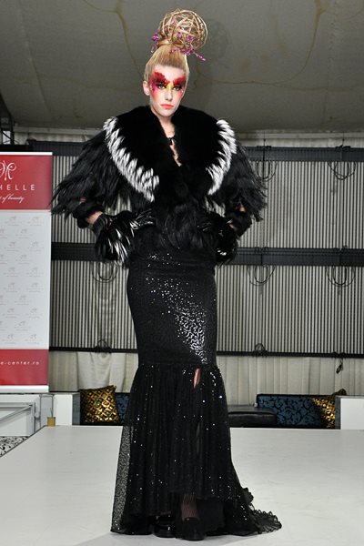 Cand a urcat pe podium, Gabriela a purtat un machiaj strident, care aducea cu stilul Iuliei