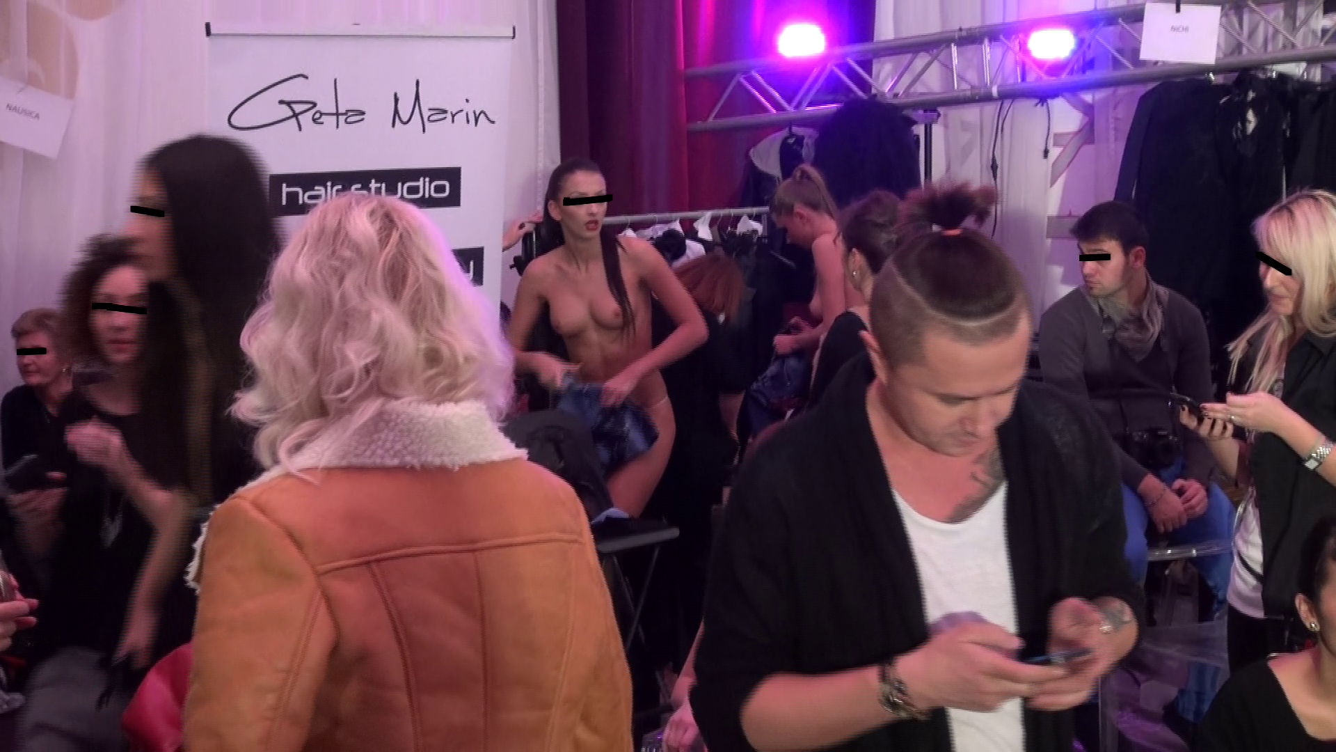 O domnisoara bruneta si-a arata sanii in toata splendoarea lor