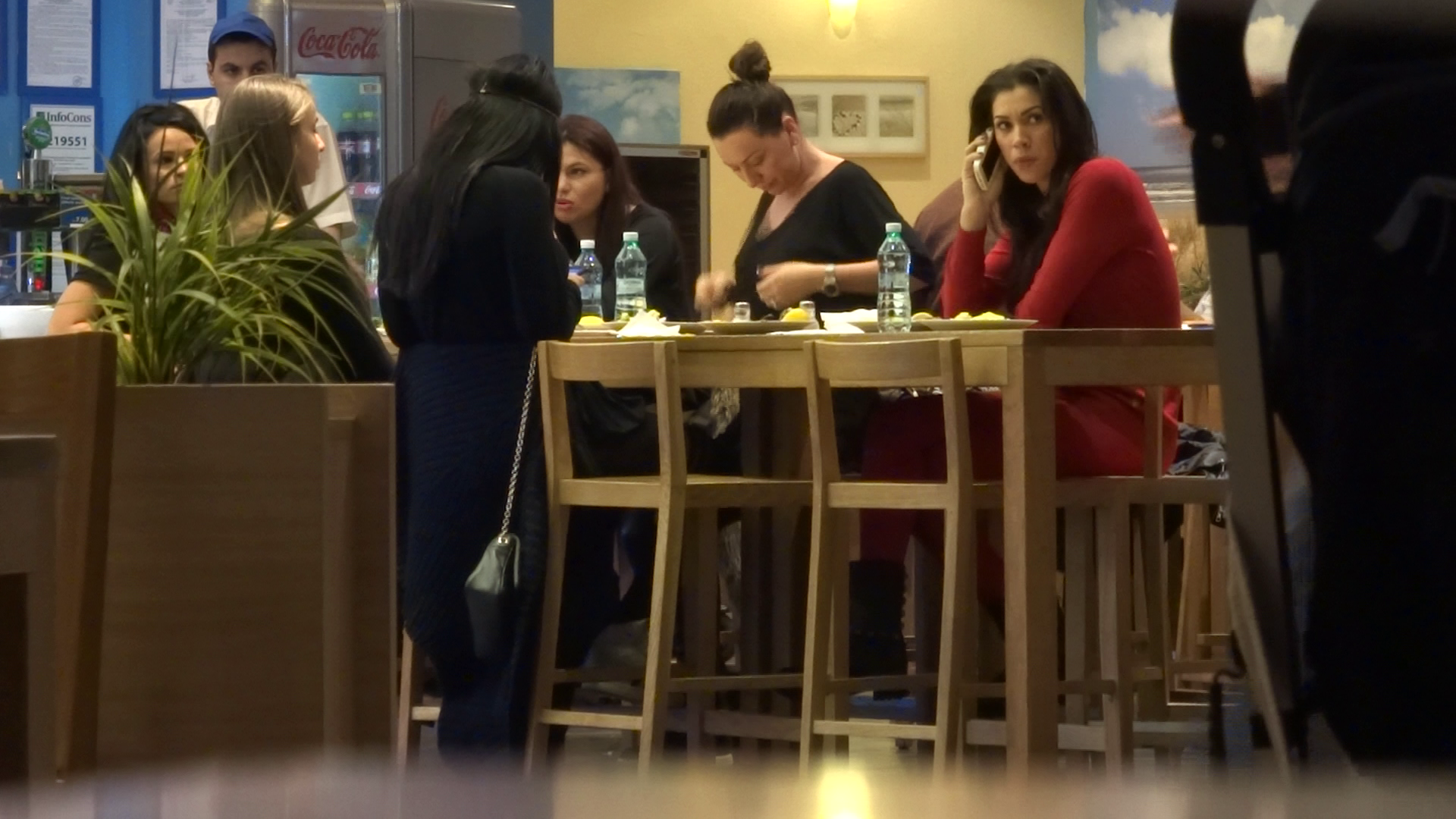 Un apel telefonic a deranjat-o de la masa pe sotia lui Pepe