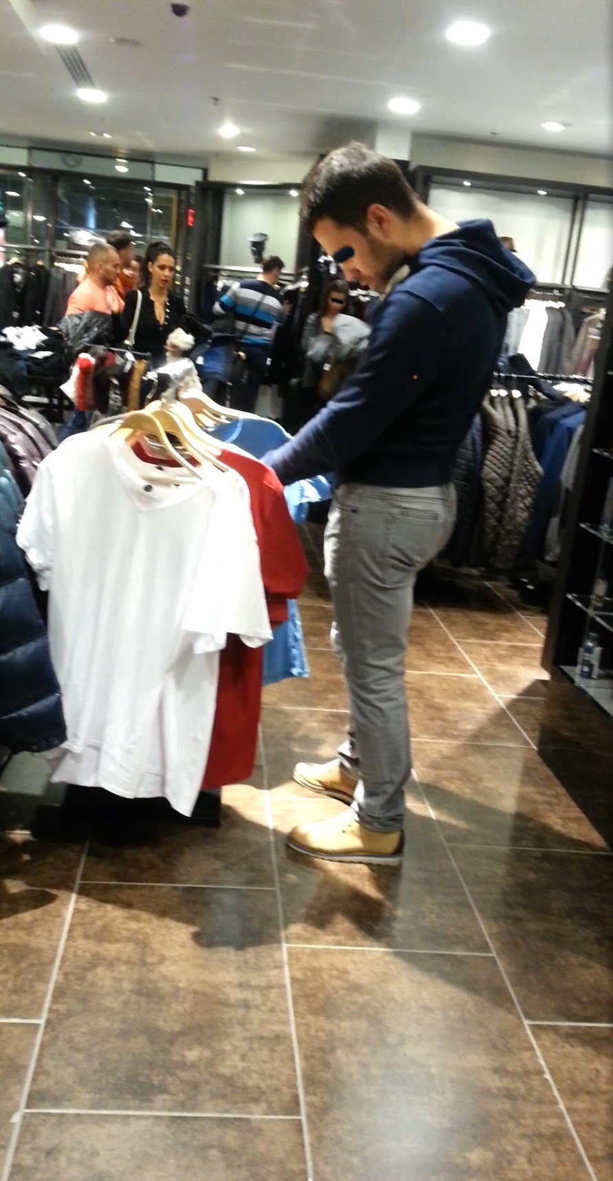 Sportivul s-a plimbat in unele magazine alaturi de jumatatea sa