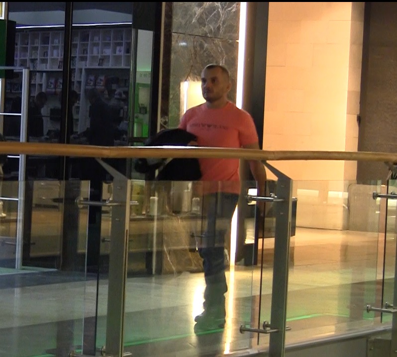La un moment dat sportivul a preferat sa se plimbe singur pe culoarele complexului comercial