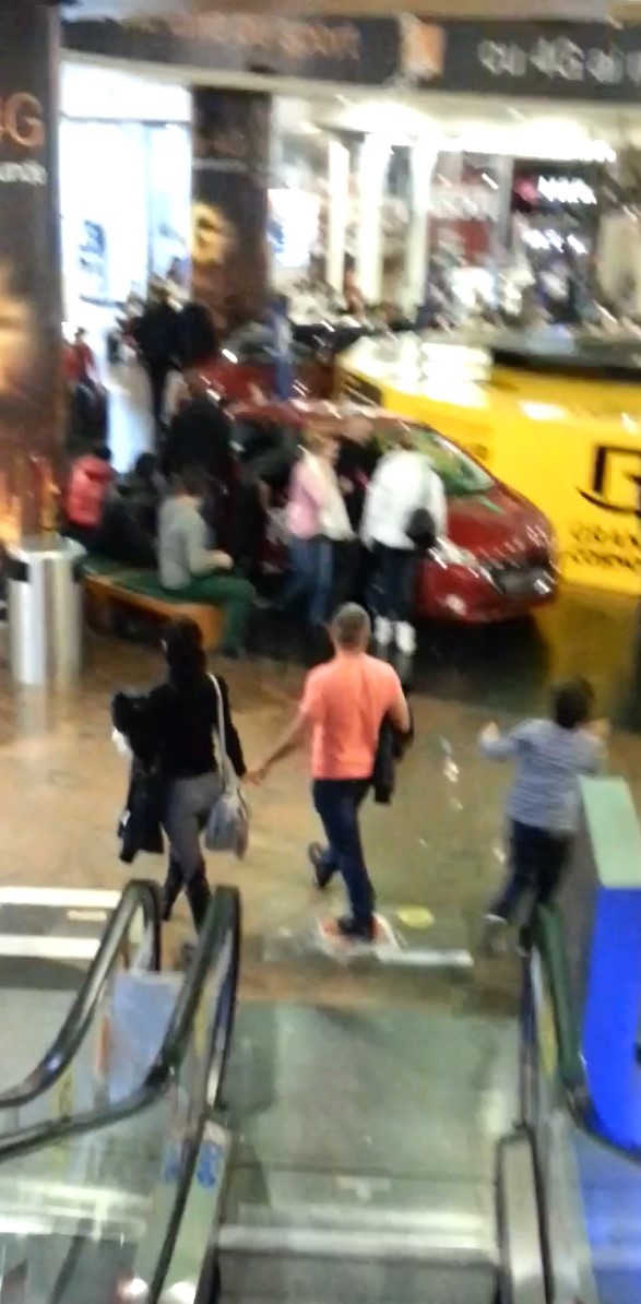 Cei doi s-au tinut de mana, ca doi amorezi de liceu