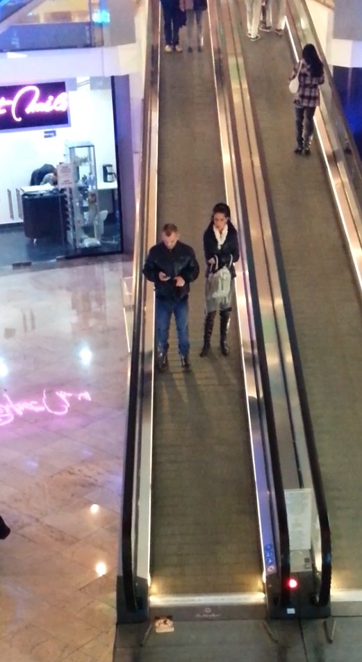 Dupa ce au zabovit la mall aproape o ora, cei doi au plecat, cel mai probabil spre casa