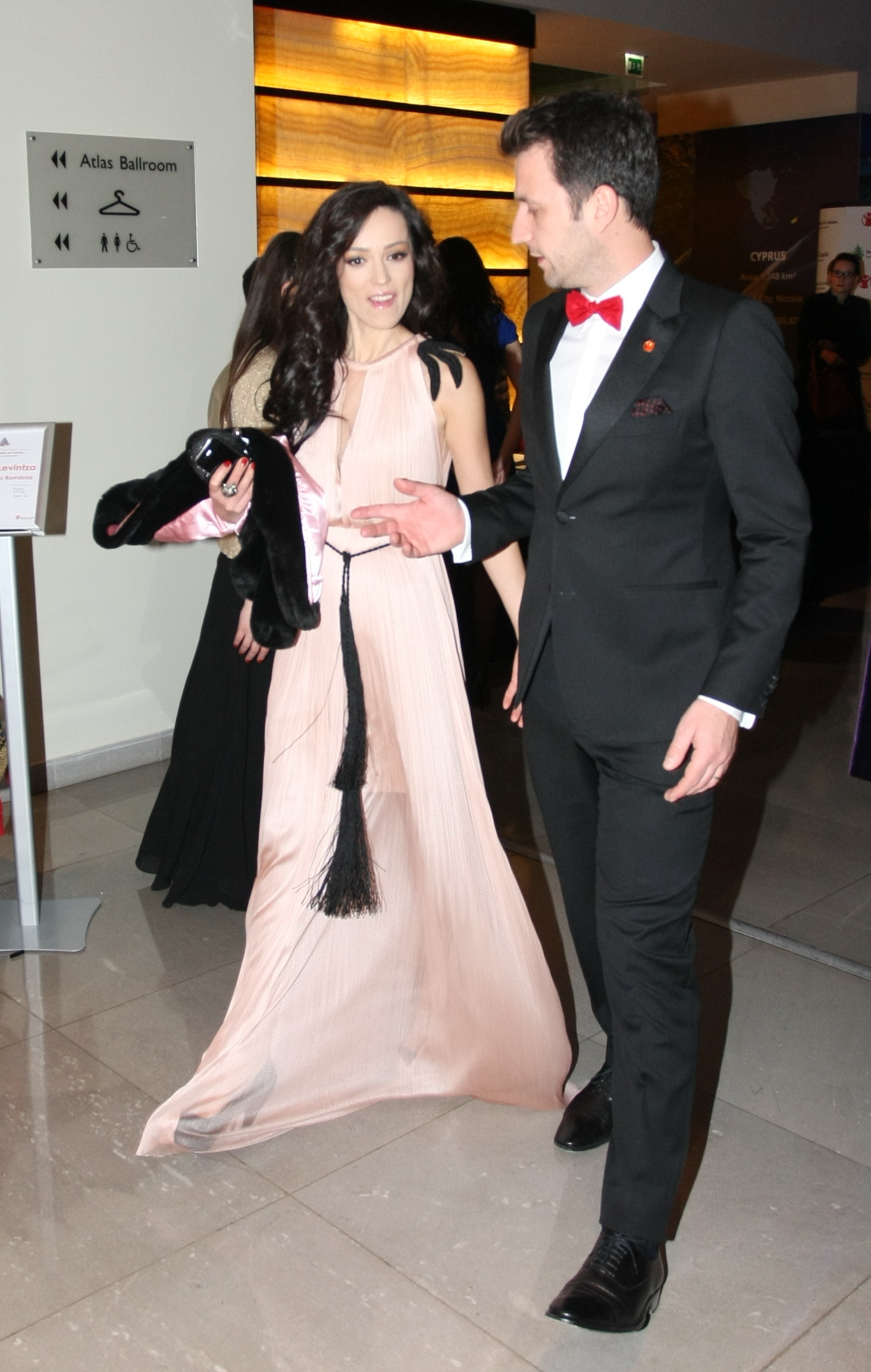 Olivia a atras privirile cu o rochie eleganta si de bun gust