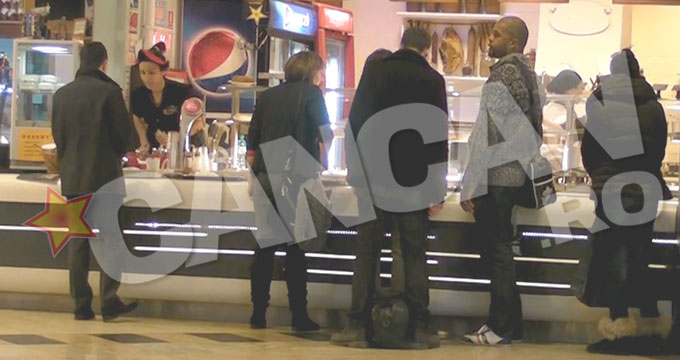 Insotit de prieteni, Cabral a iesit sa manance la mall si s-a hotarat cu greu ce sa isi puna in farfurie