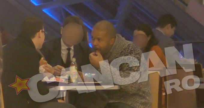 Cu farfuria plina, prezentatorul TV a inceput sa manance cu mana, uitand ca mai are si furculita