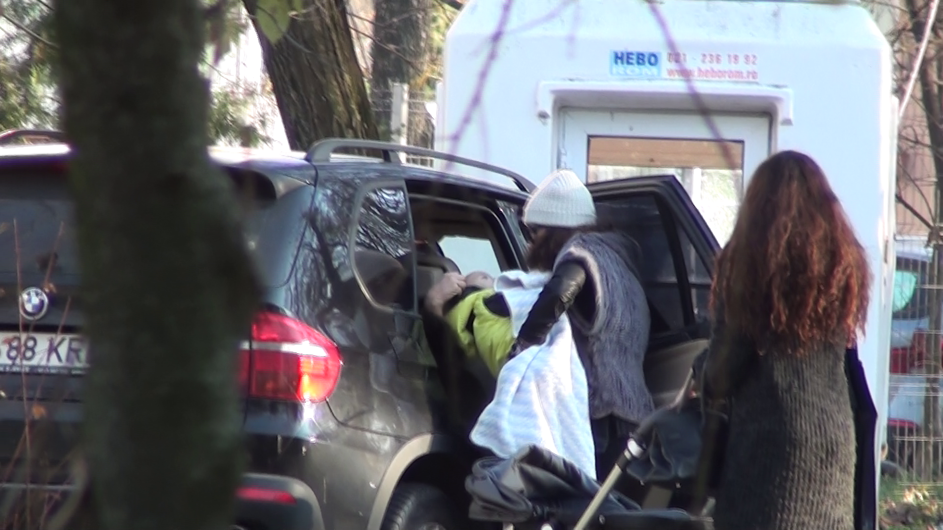 Baietelul Claudiei are parte de toata atentia din partea mamei, matusii si bunicii lui.