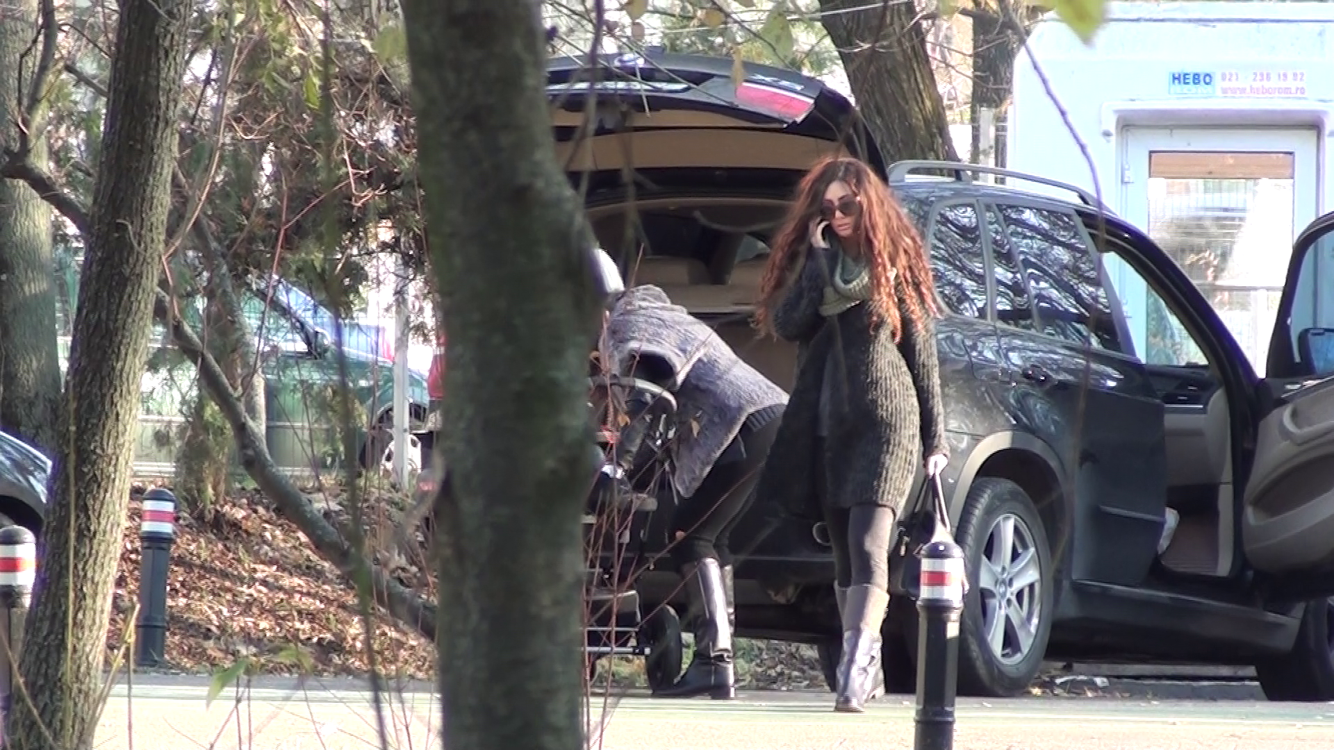 Claudia lasa copilul in grija surorii sale, ca sa dea un telefon.