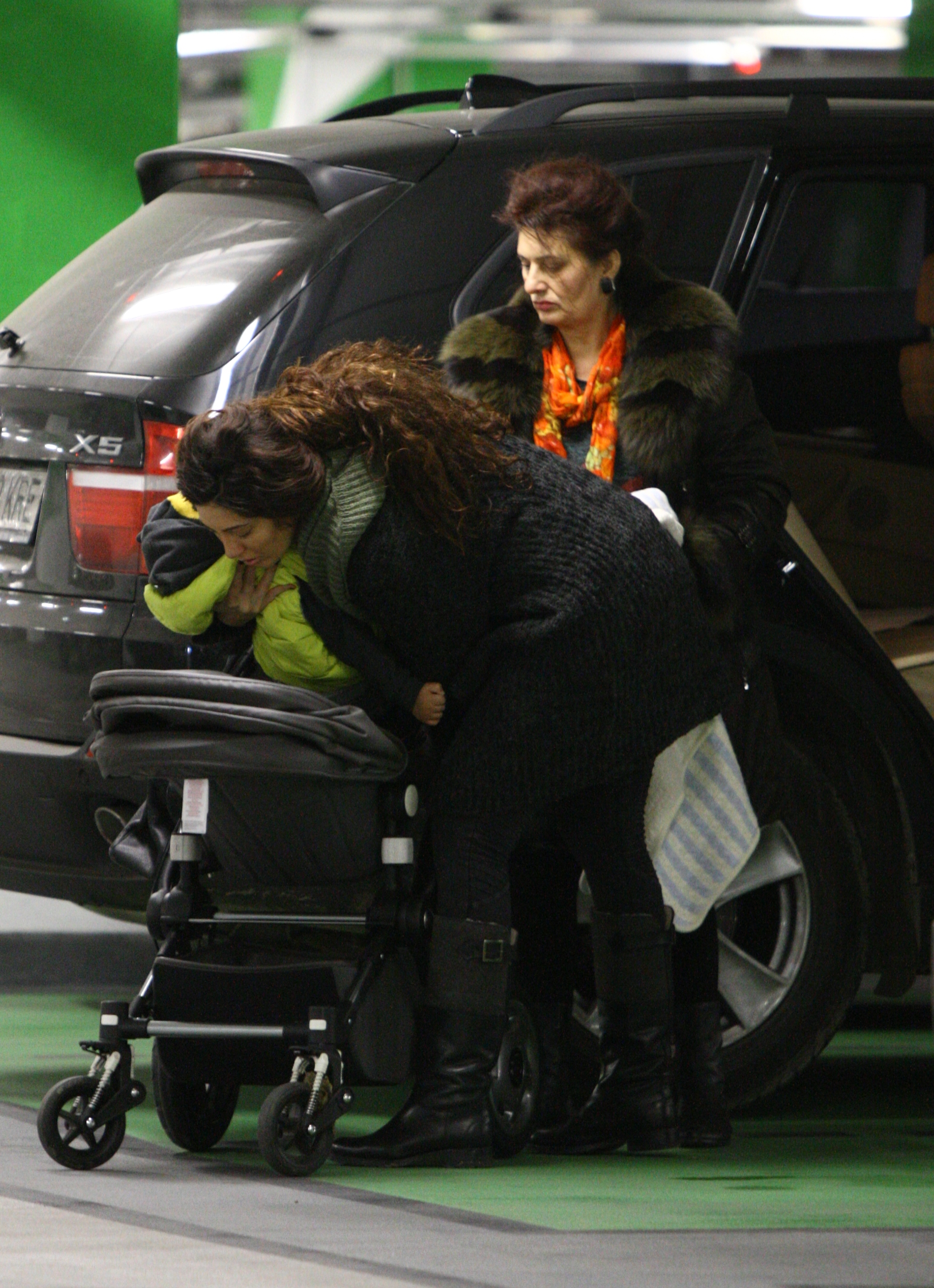 Desi baietelul se afla pe bancheta din spate, Claudia intoarce pe linia dubla continua.