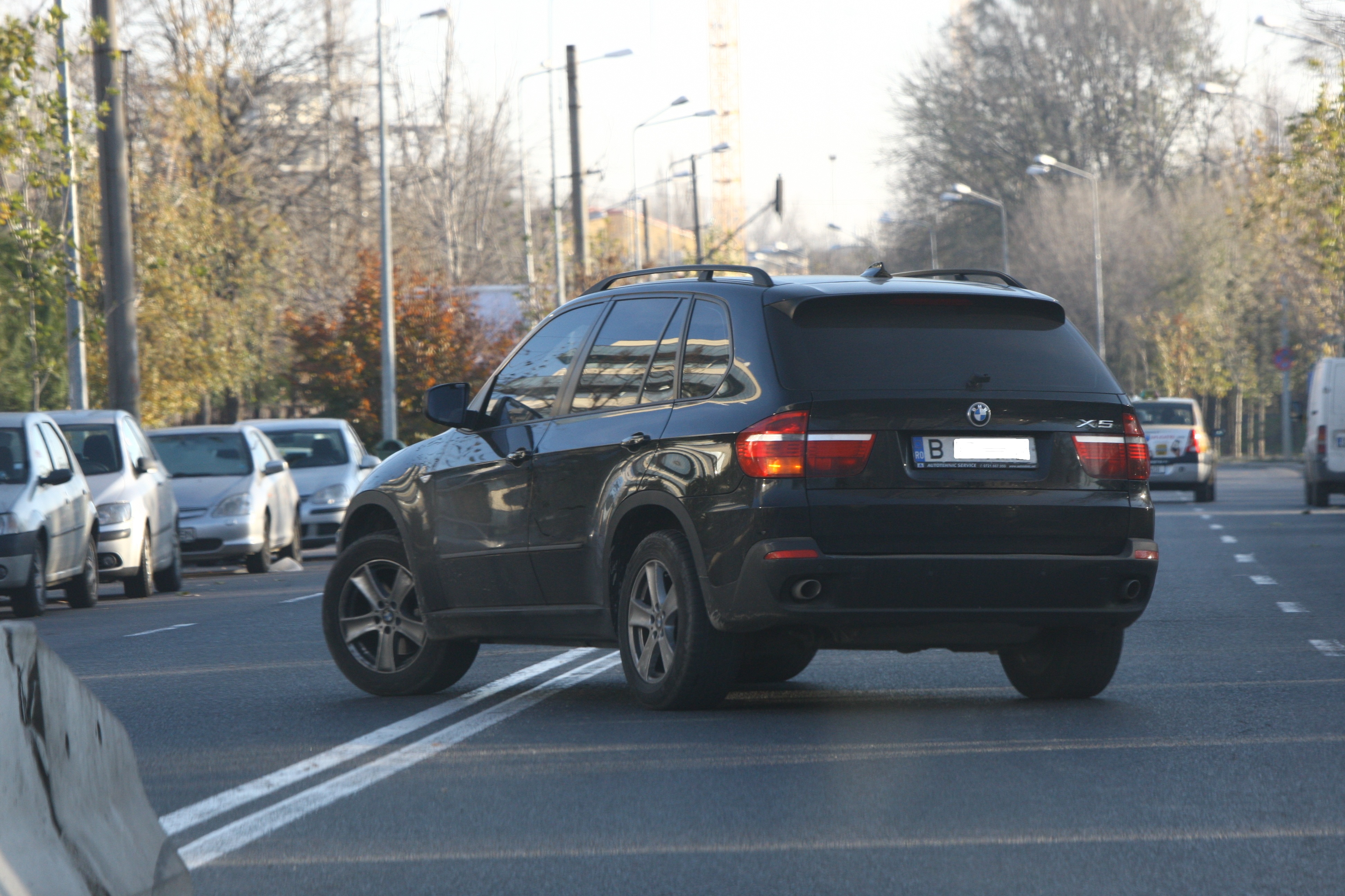 Desi baietelul se afla pe bancheta din spate, Claudia intoarce pe linia dubla continua.