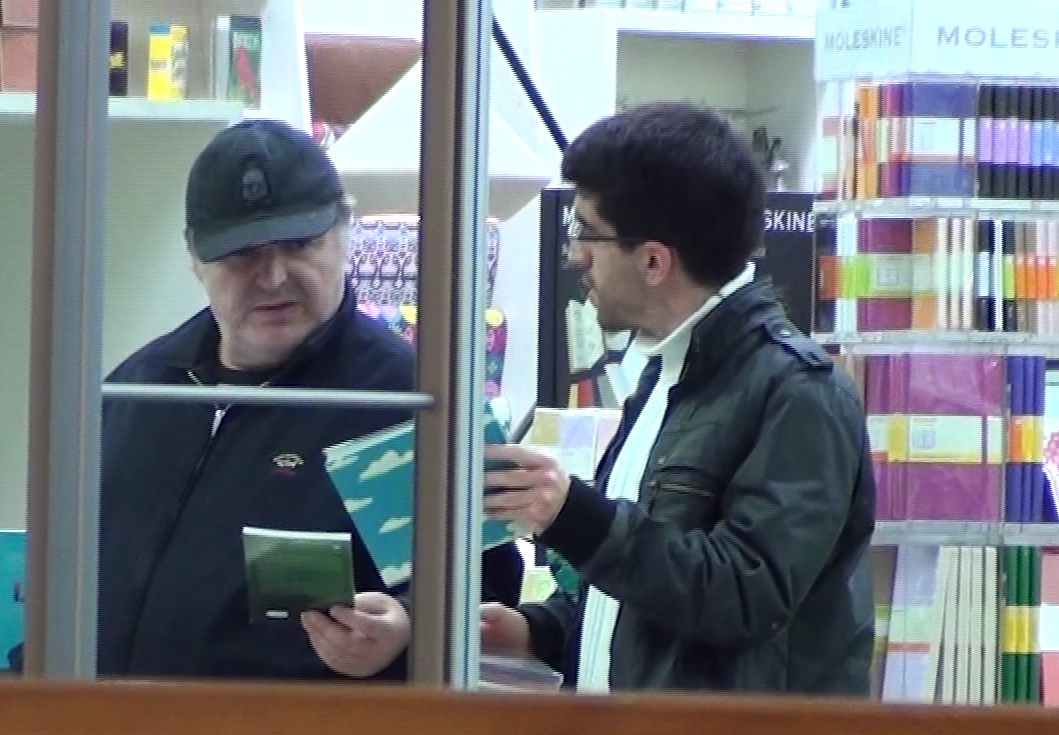 Florin si Petru au petrecut cateva zeci de minute intr-o librarie.