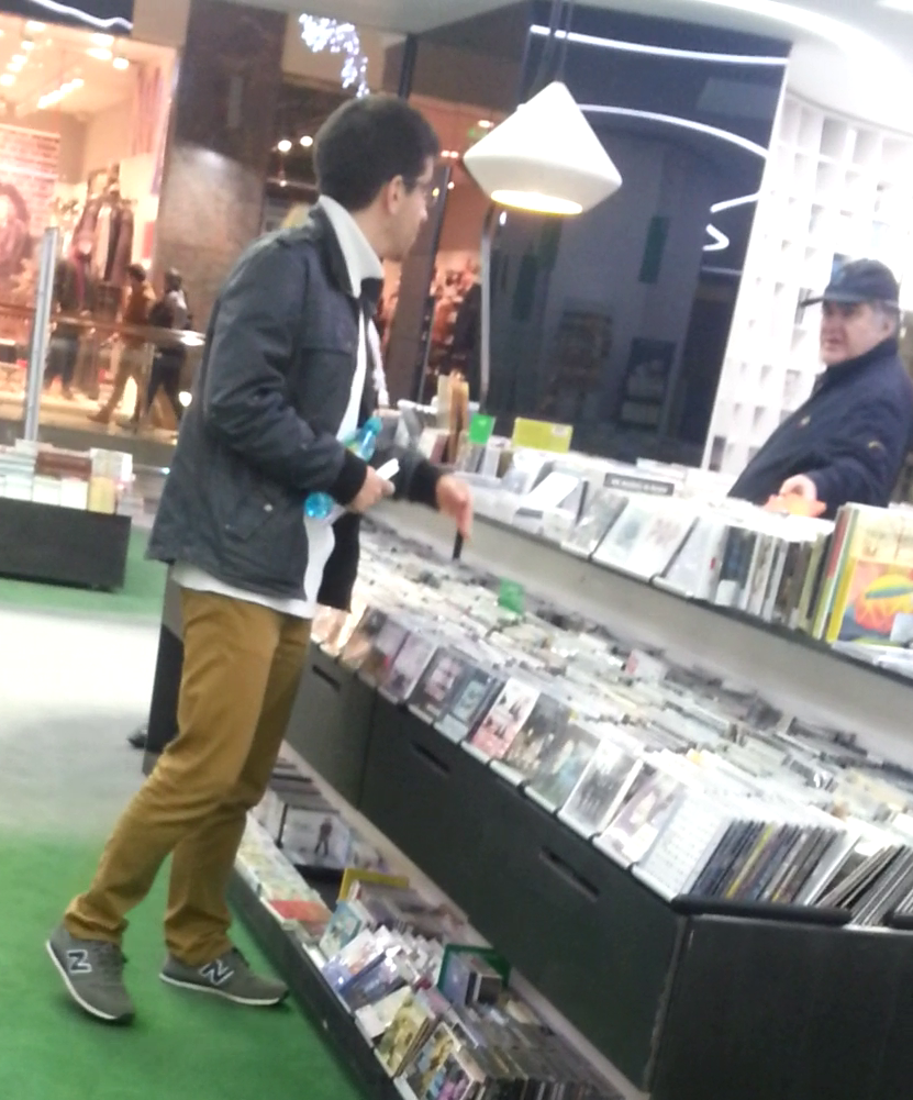 Cei doi au analizat cu atentie oferta.