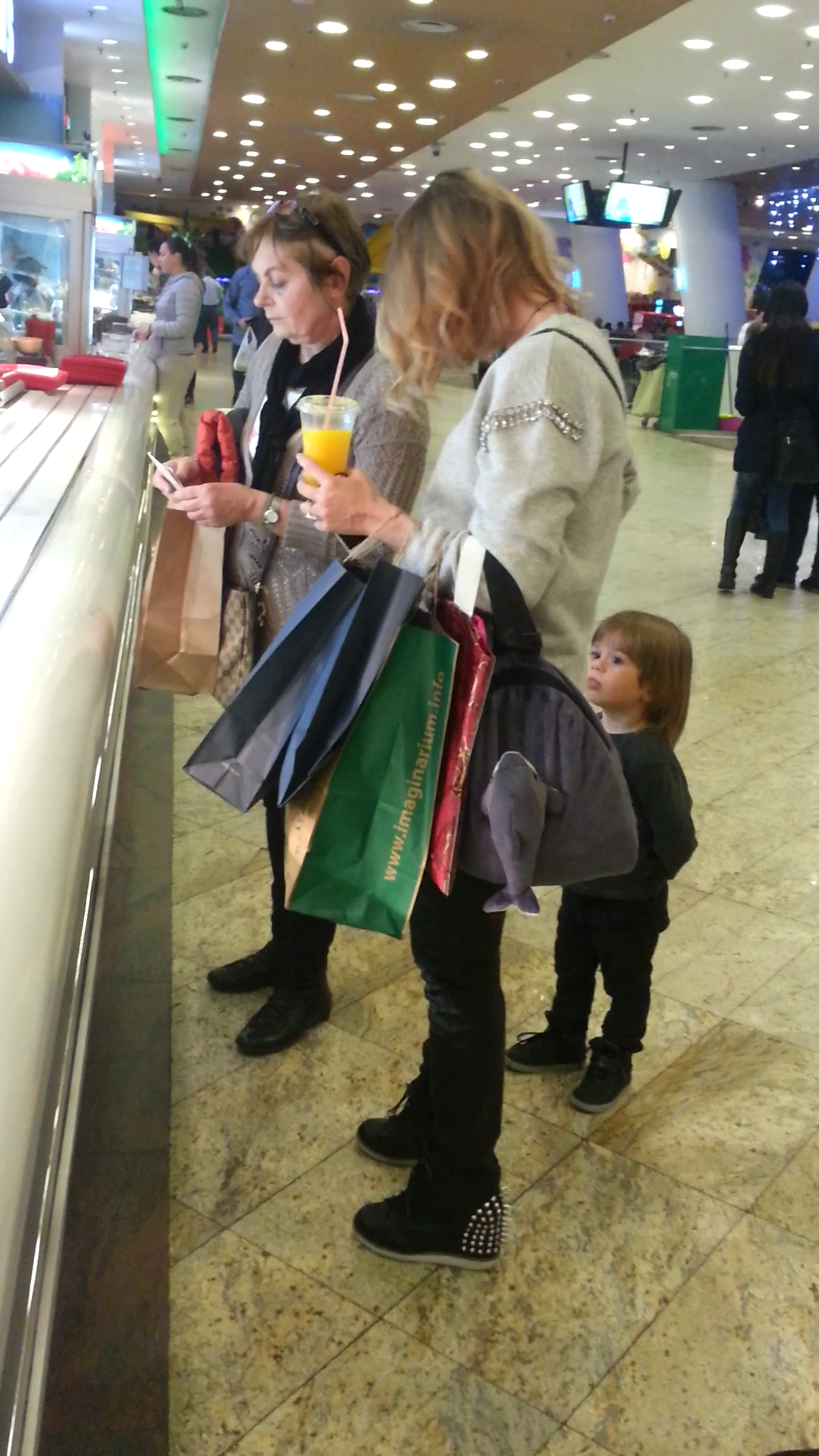 Dupa sesiune zdravana de cumparaturi, si-au potolit foamea la un fast-food din mall