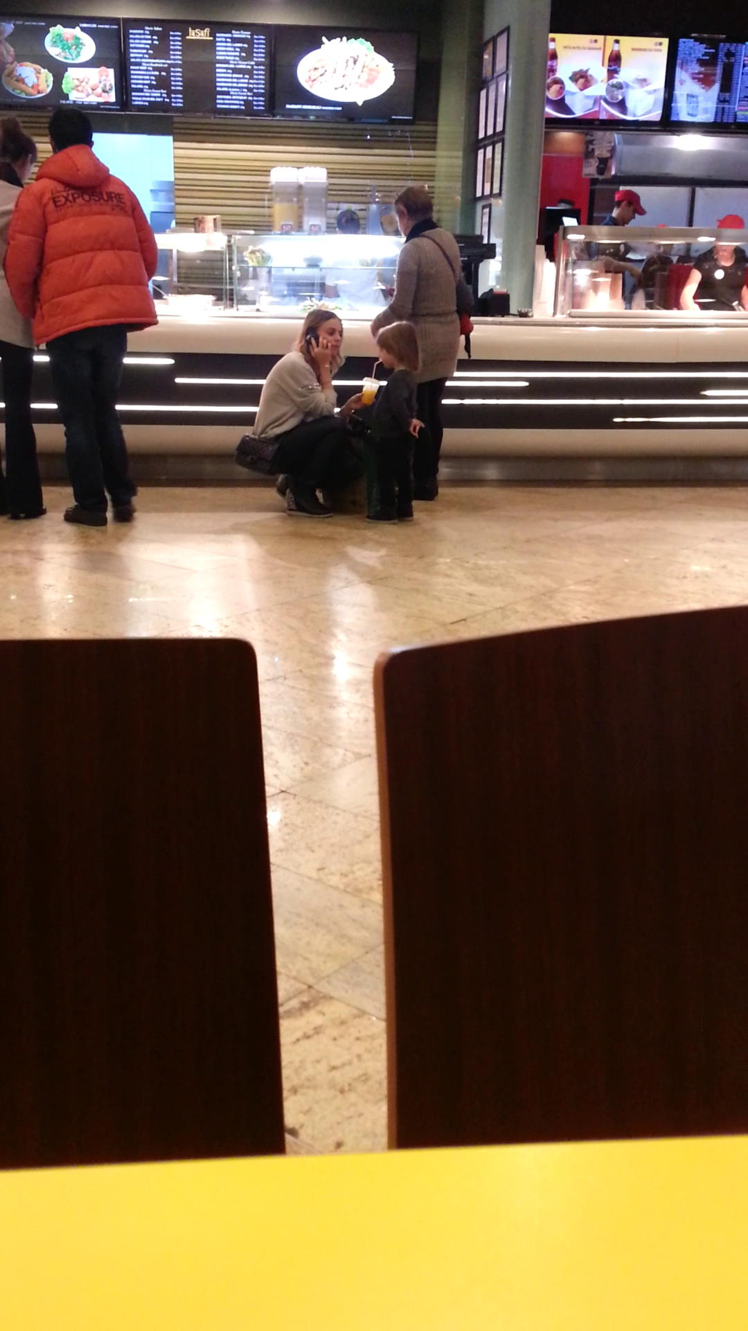 Jojo a iesit la mall cu fiul si cu mama ei