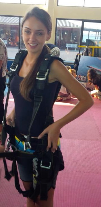 Frumoasa romanca se pregateste sa sara cu parasuta