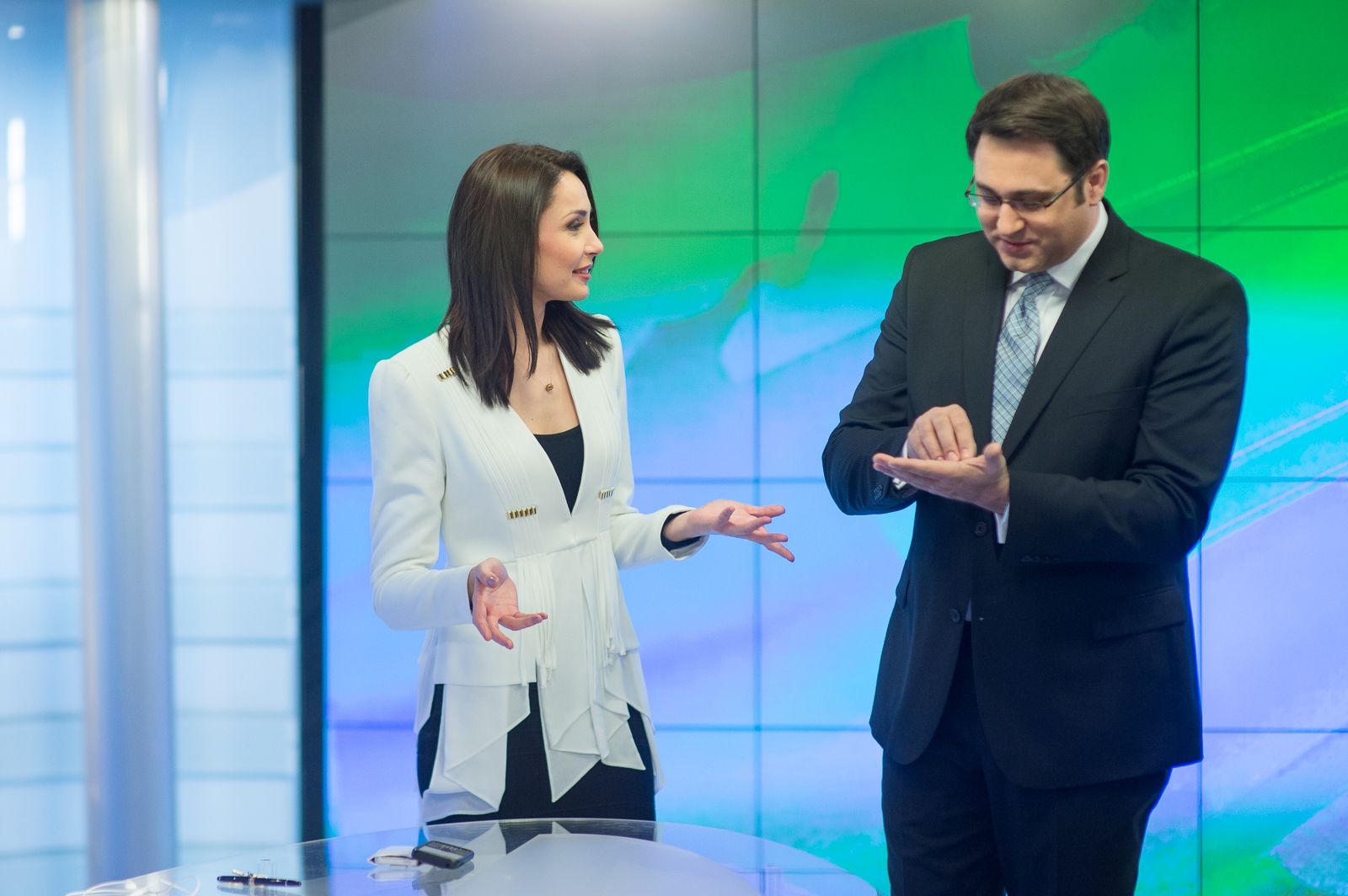 Ligia Munteanu prezinta stirile alaturi de Mihai Constantin