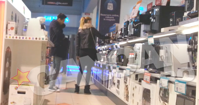 Mihai si sotia lui s-au invartit minute bune prin magazine, la rafturile cu filtre de cafea