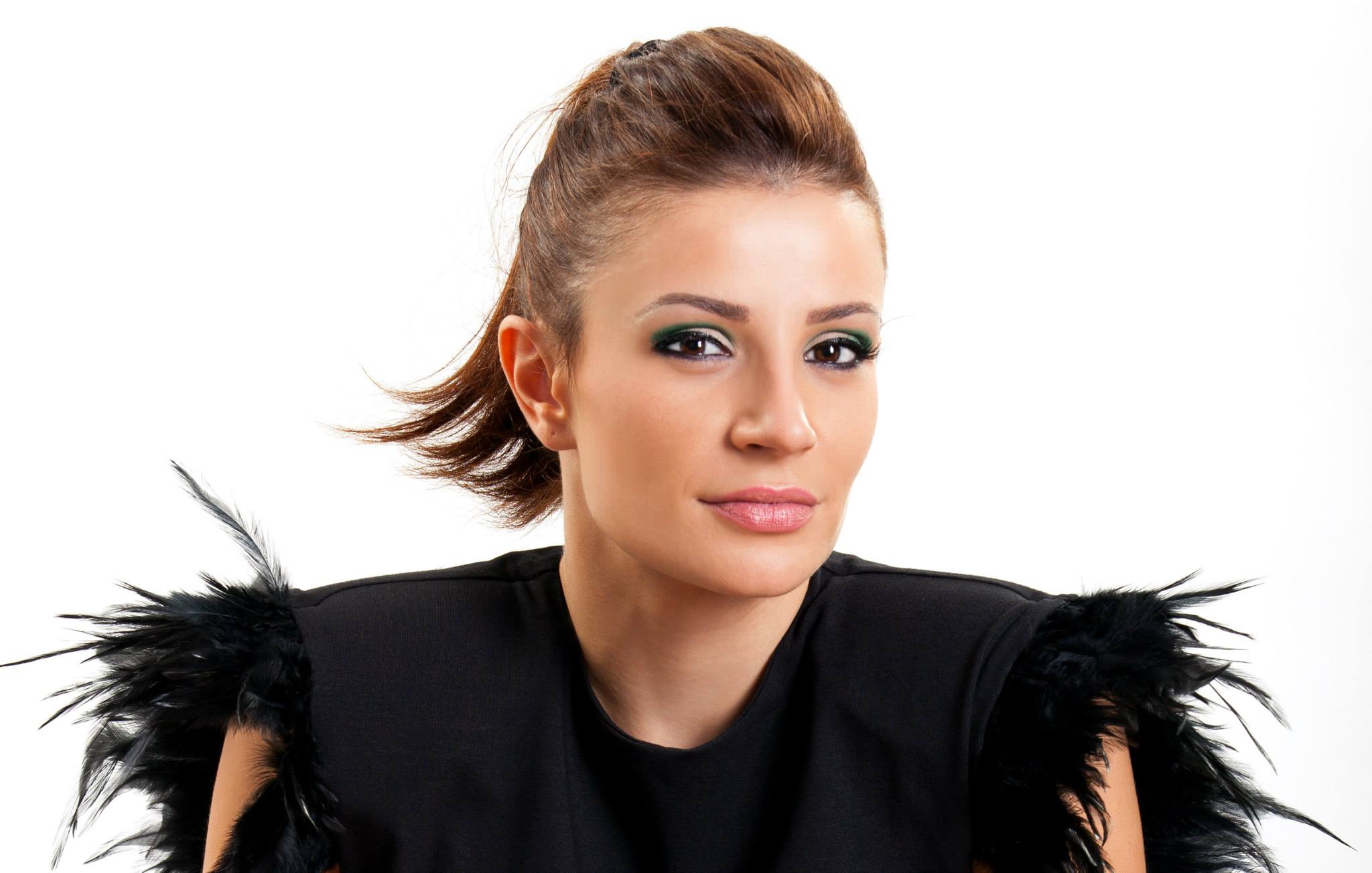 Daca, inainte, arata ca o tocilara, Anca Melinte este, acum, o femeie foarte frumoasa