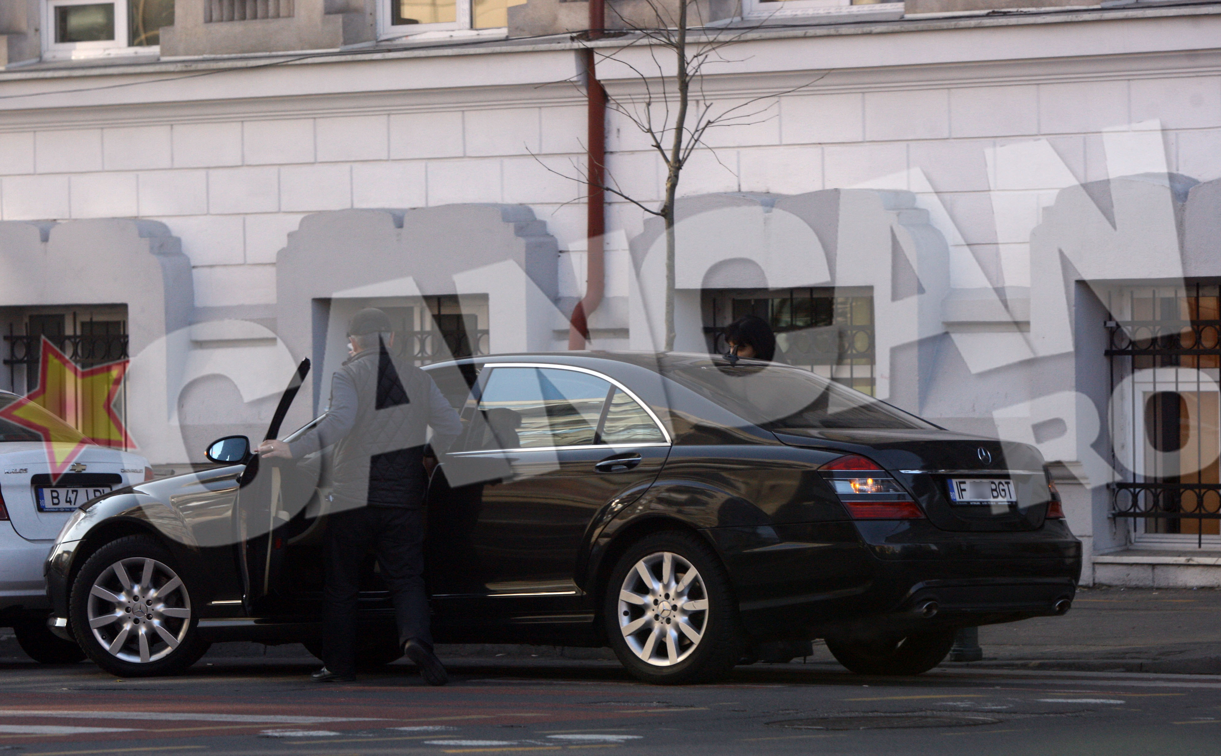 Soferul a asteptat-o rabdator in fata casei de schimb valutar