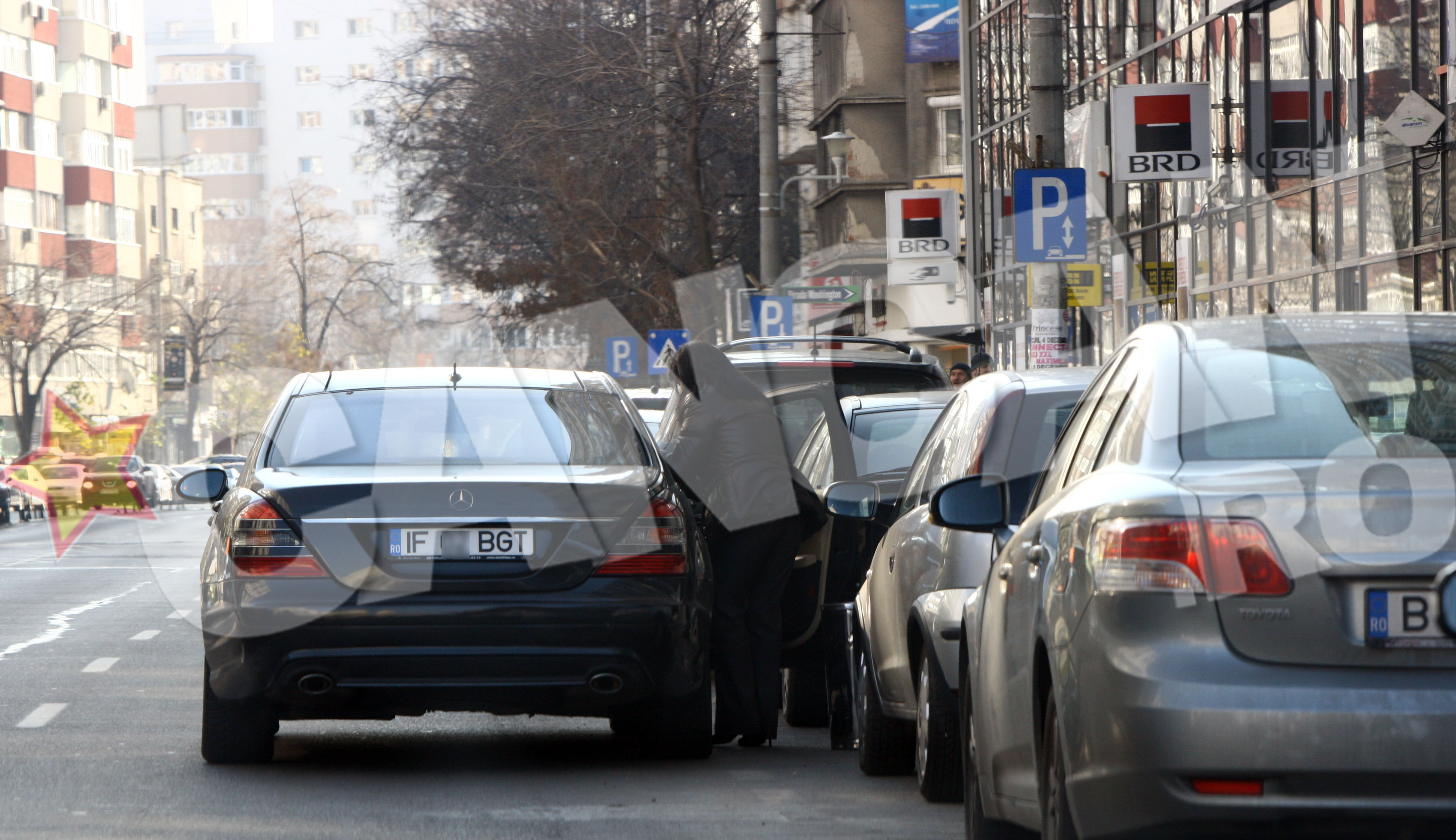 Cateva sute de metri mai departe, Luminita Becali s-a oprit la un magazin de mobila, unde erau reduceri