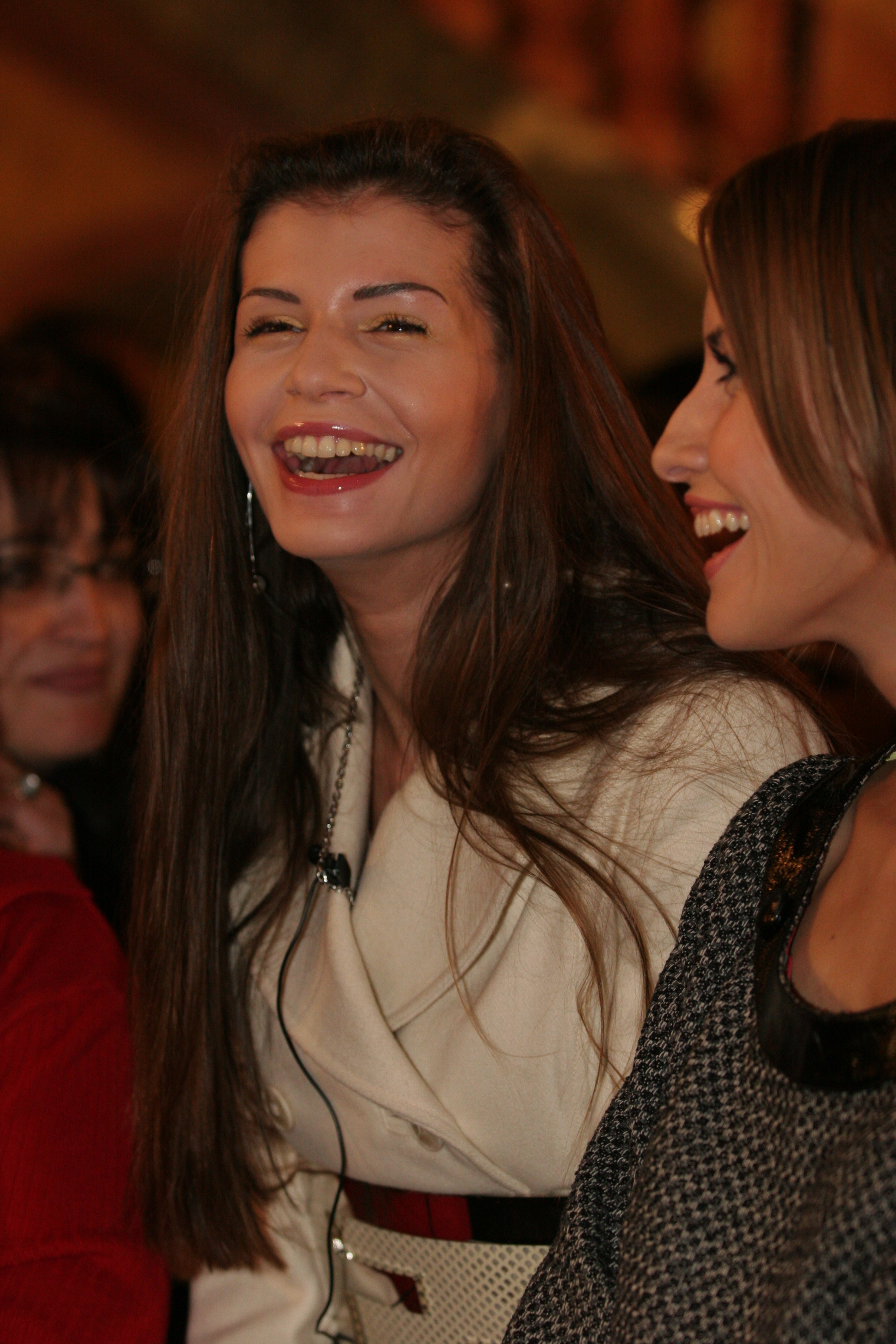 Cand veneau la evenimente, fetele erau numai un zambet