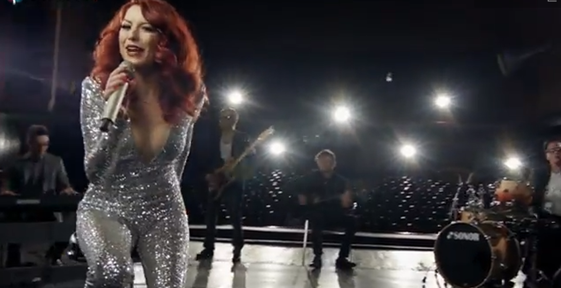 In videoclip, Elena poarta o salopeta argintie foarte sexy