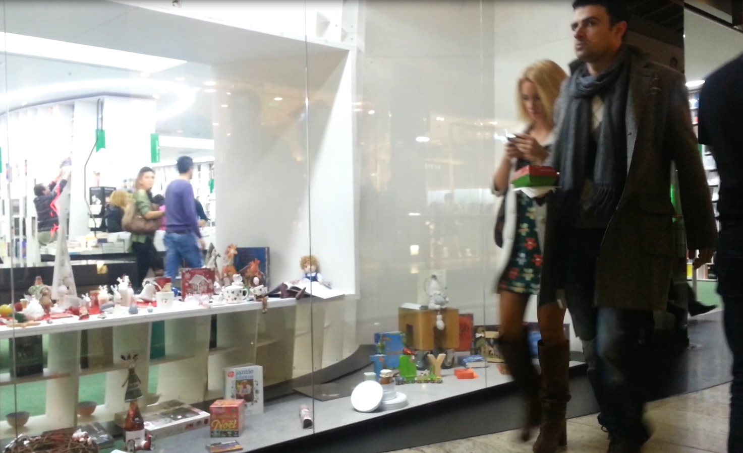 Cei doi au stat linistiti la coada sa-si i-a bilete