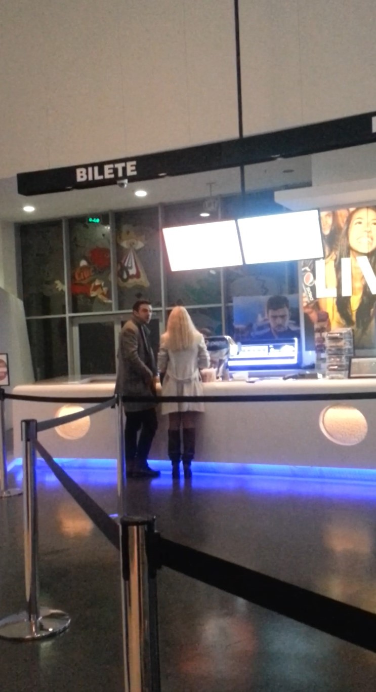 Inainte sa intre in sala de cinema cei doi s-au oprit sa-si i-a popcorn