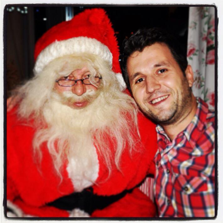Intr-unul dintre anii trecuti, Andi Moisescu s-a fotografiat cu Mos Craciun, asa ca stie cu siguranta unde sa il gaseasca
