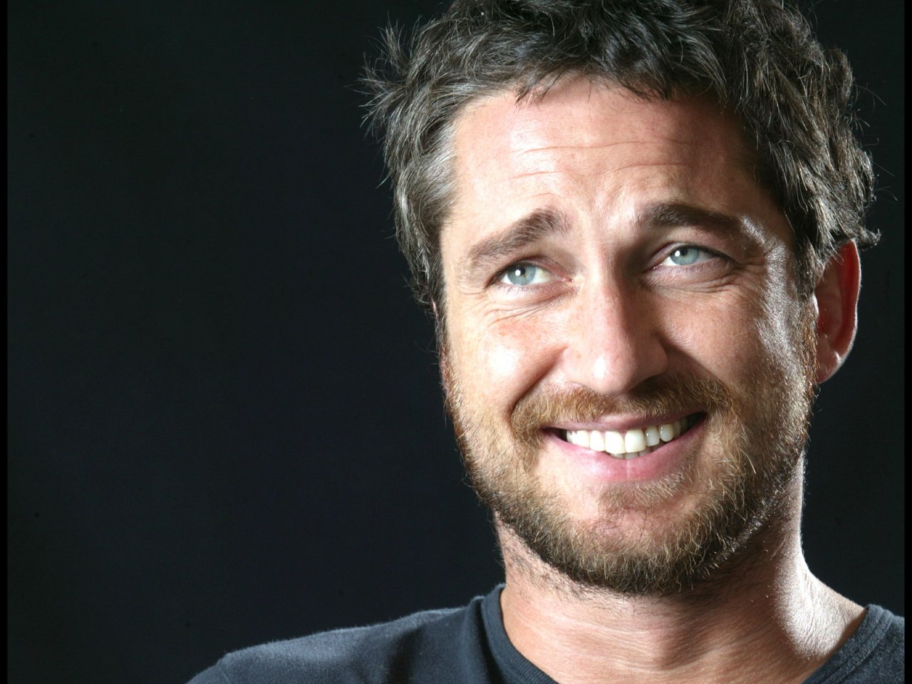 Celebrul Gerard Butler are o sosie in Romania