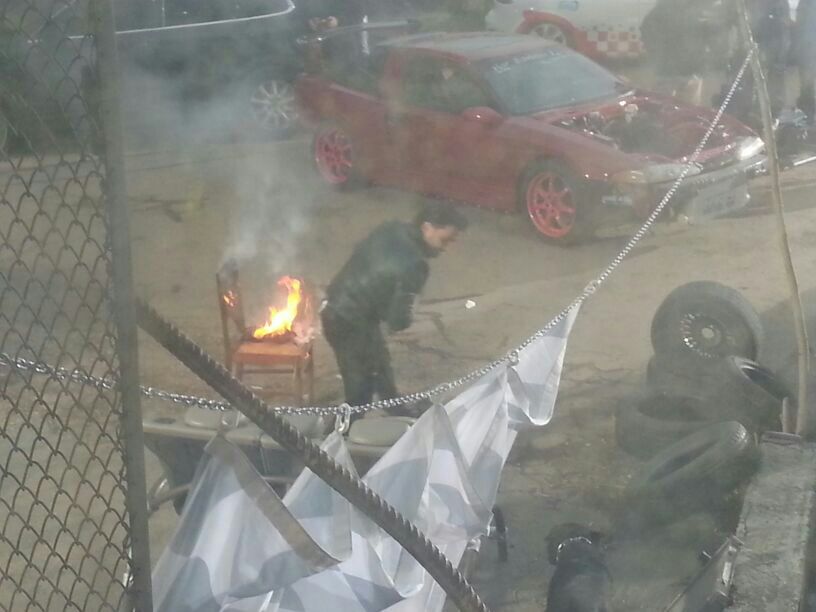 Pentru ca filmarea sa decurga conform scenariului, a fost ars un scaun