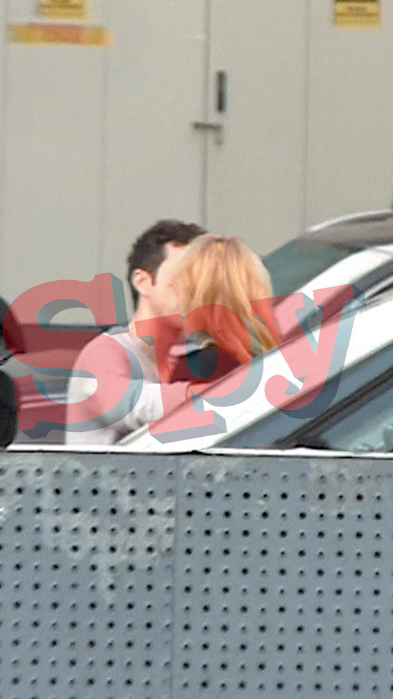 Sarut sau imbratisare? Raspunsul il poti afla din revista Spy