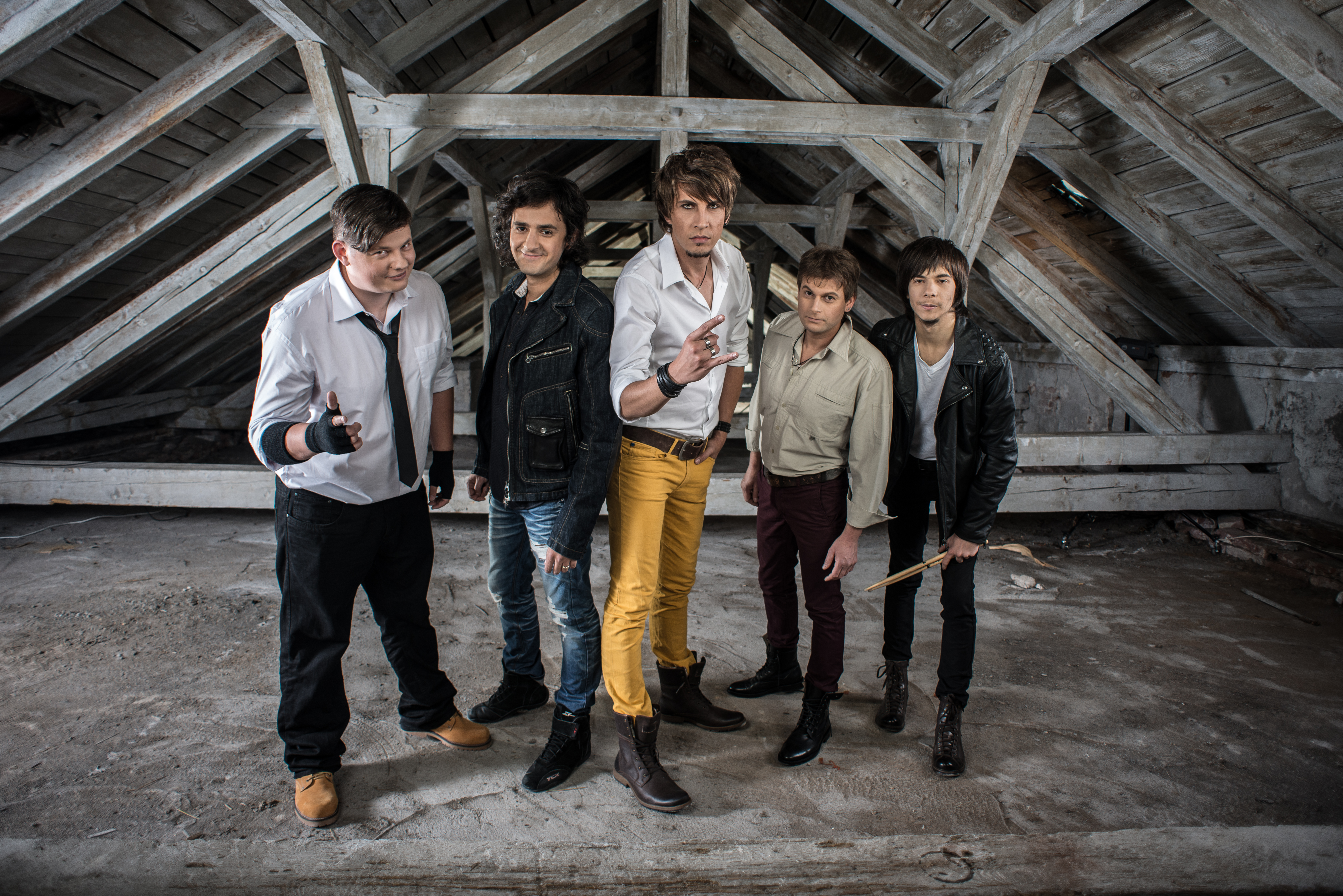 Tudor, alaturi de colegii sai de trupa, Ionut Dumitrescu, Ionut Cadariu, Codrin Puicaru si Sergiu Nadaban (de la stanga la dreapta)