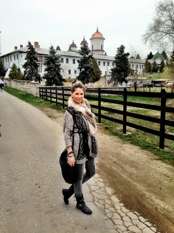 Andreea s-a lasat fotografiata de sotul ei la iesirea din manastirea Cernica