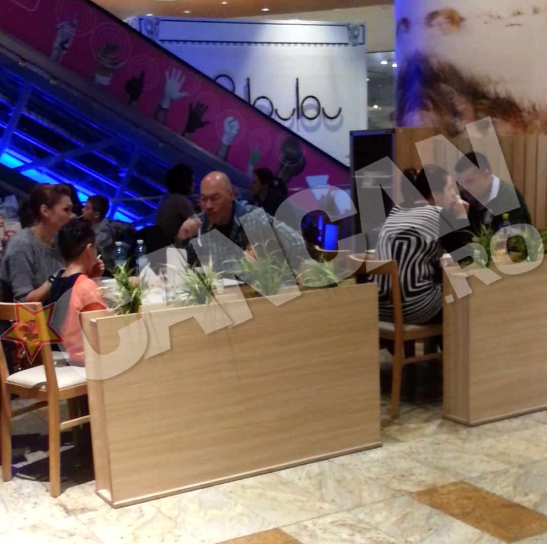 Florin Ionescu alaturi de sotie si copii, la mall