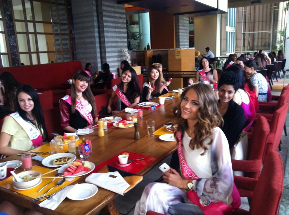 Isabella la masa cu restul concurentelor