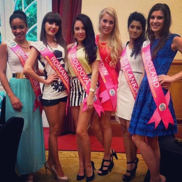 Isabella si Adela Prisacari, reprezentanta Moldovei, alaturi de mai multe concurente