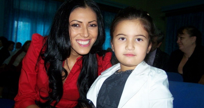Eniko nu se desparte deloc de fiica ei si a compozitorului, in varsta de opt ani