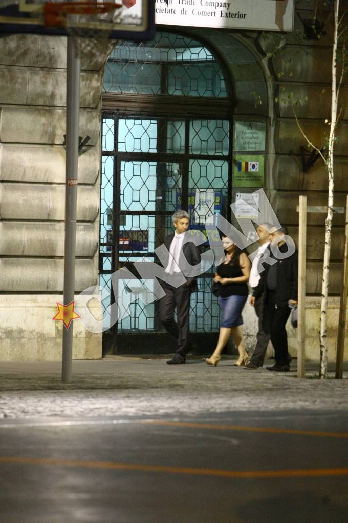 In urma cu cateva luni, Dan Diaconescu a fost surprins alaturi de cativa parteneri de afaceri, la o plimbare