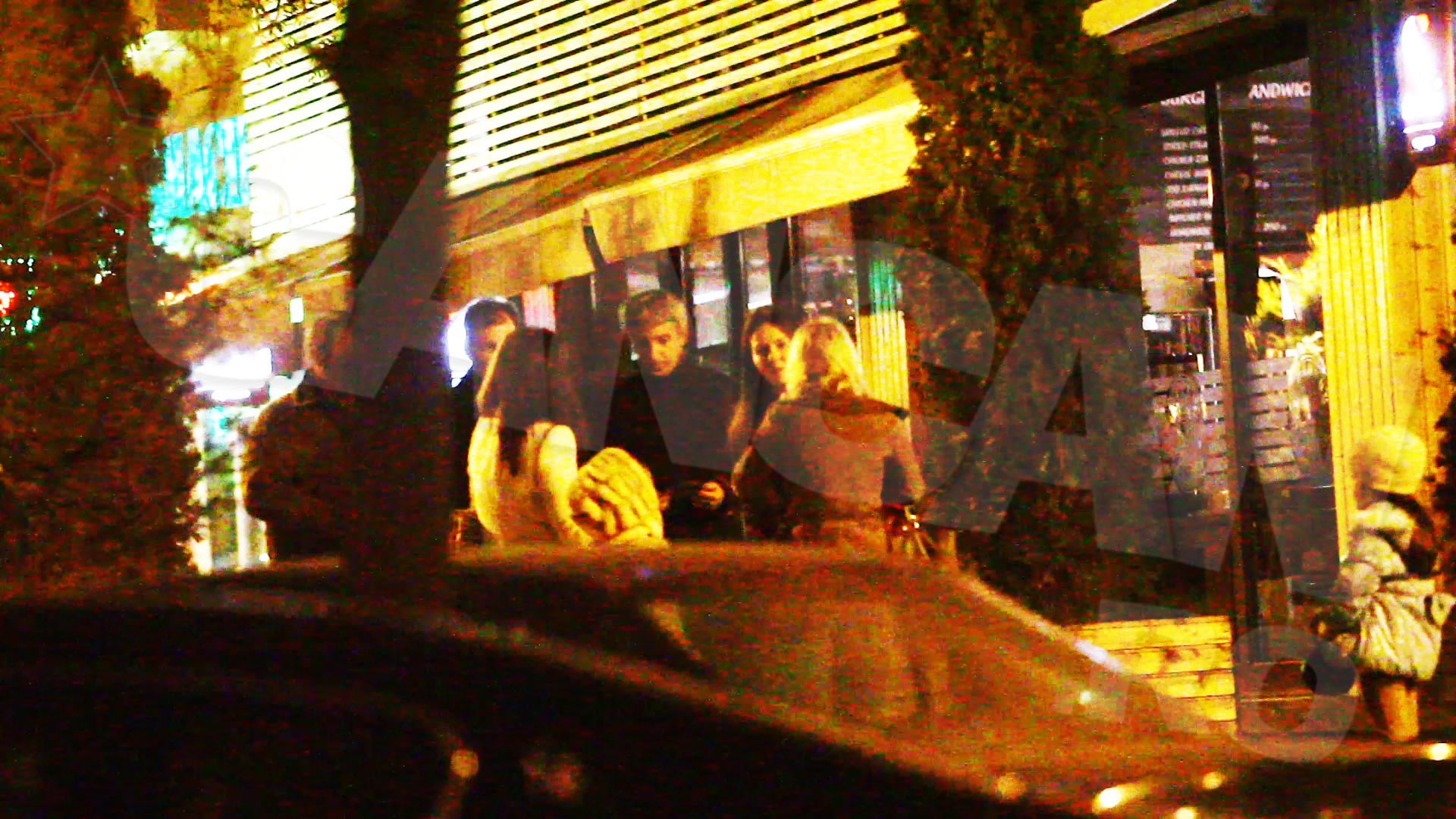 Zilele trecute, Dan Diaconescu si-a dus sotia si fiica la un restaurant, unde au luat cina alaturi de prieteni