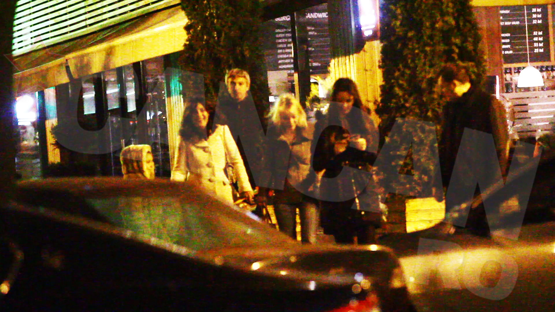 La iesire, toti trei pareau extrem de bine dispusi, semn ca cina le-a priit de minune